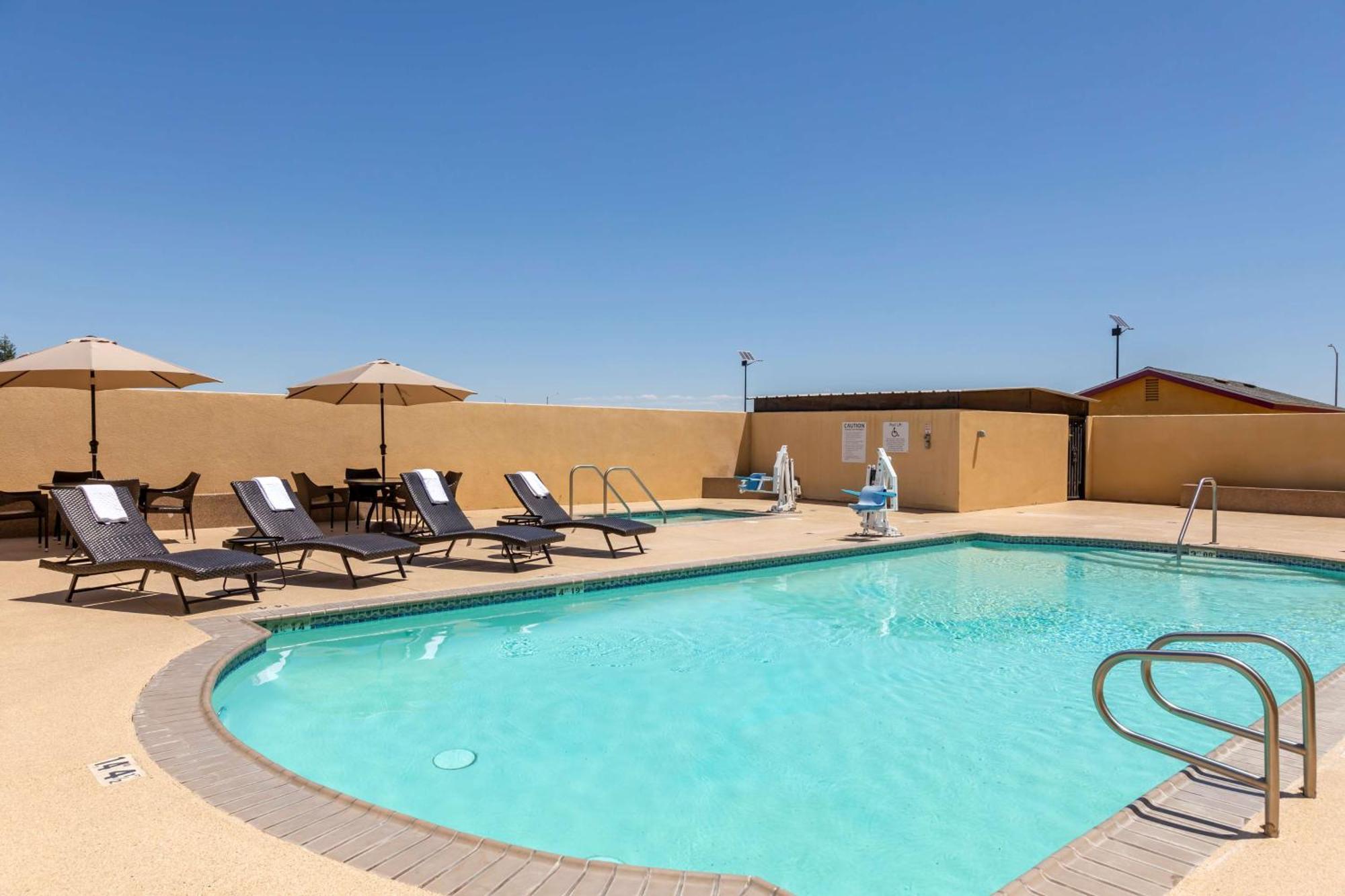 Best Western Plus Wasco Inn & Suites Extérieur photo
