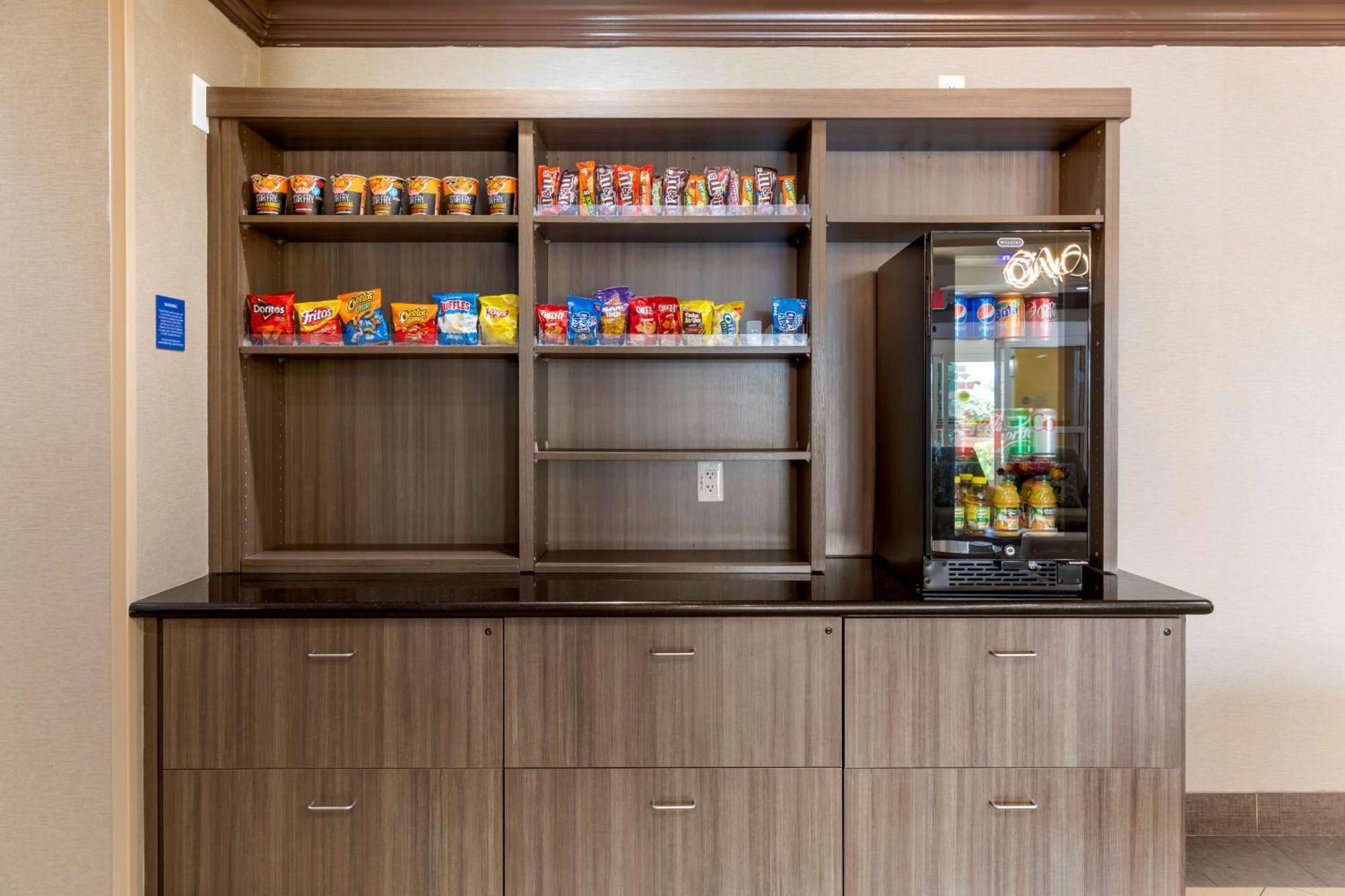 Best Western Plus Wasco Inn & Suites Extérieur photo